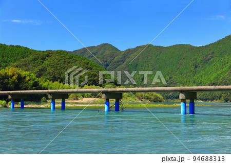 【高知県】晴天の佐田沈下橋(四万十川) 【高知県】晴天の佐田沈下橋(四万十川) 94688313