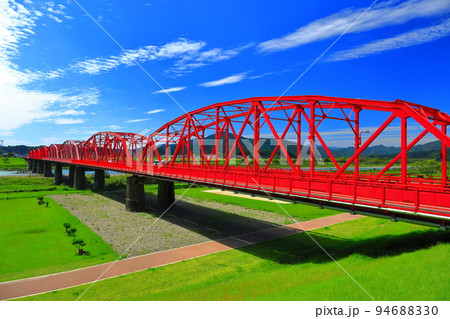 【高知県】晴天の四万十川橋(赤鉄橋) 【高知県】晴天の四万十川橋(赤鉄橋) 94688330