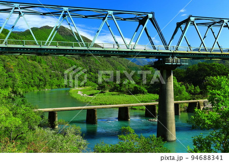 【高知県】晴天の第一三島沈下橋と鉄道橋（四万十川） 94688341