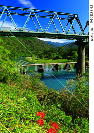 【高知県】晴天の第一三島沈下橋と鉄道橋（四万十川） 94688342