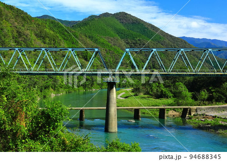 【高知県】晴天の第一三島沈下橋と鉄道橋(四万十川) 【高知県】晴天の第一三島沈下橋と鉄道橋(四万十川) 94688345