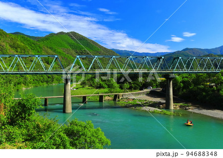【高知県】晴天の第一三島沈下橋と鉄道橋（四万十川） 94688348