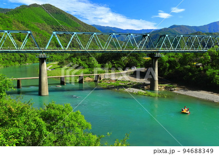 【高知県】晴天の第一三島沈下橋と鉄道橋（四万十川） 94688349