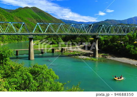 【高知県】晴天の第一三島沈下橋と鉄道橋(四万十川) 【高知県】晴天の第一三島沈下橋と鉄道橋(四万十川) 94688350
