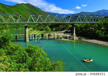 【高知県】晴天の第一三島沈下橋と鉄道橋（四万十川） 94688351