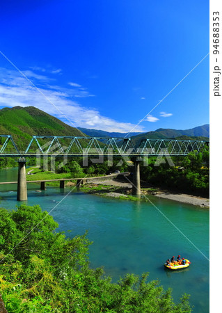 【高知県】晴天の第一三島沈下橋と鉄道橋（四万十川） 94688353