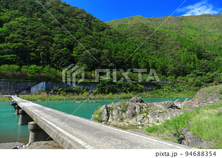 【高知県】晴天の長生沈下橋（四万十川） 94688354