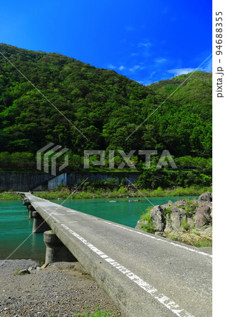 【高知県】晴天の長生沈下橋（四万十川） 94688355
