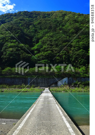 【高知県】晴天の長生沈下橋（四万十川） 94688358