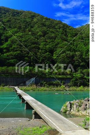 【高知県】晴天の長生沈下橋(四万十川) 【高知県】晴天の長生沈下橋(四万十川) 94688359