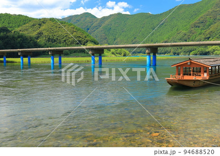 【高知県】晴天の佐田沈下橋と屋形船（四万十川） 94688520