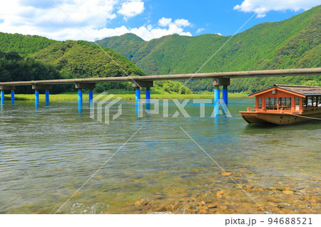 【高知県】晴天の佐田沈下橋と屋形船（四万十川） 94688521
