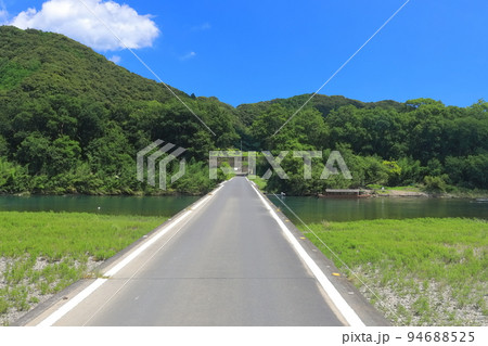 【高知県】晴天の佐田沈下橋(四万十川) 【高知県】晴天の佐田沈下橋(四万十川) 94688525