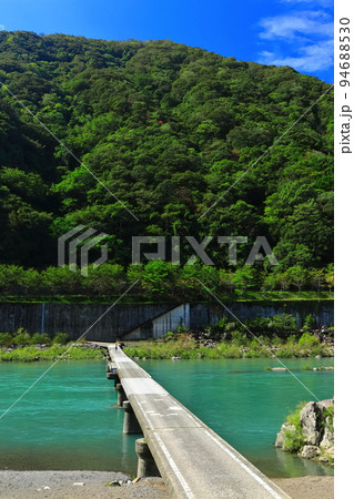 【高知県】晴天の長生沈下橋（四万十川） 94688530