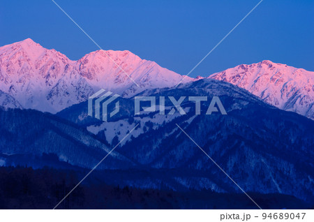 モルゲンロートに映える冬の白馬三山 94689047