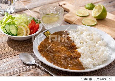 カレー ピリっと辛い手作り カレー サラダ付き( カレーライス ) カレー ピリっと辛い手作り カレー サラダ付き( カレーライス ) 94689171