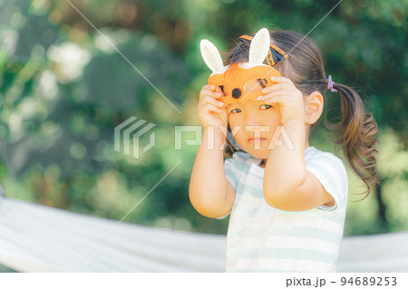 ハロウィンの格好でキャンプする子供 ハロウィンの格好でキャンプする子供 94689253