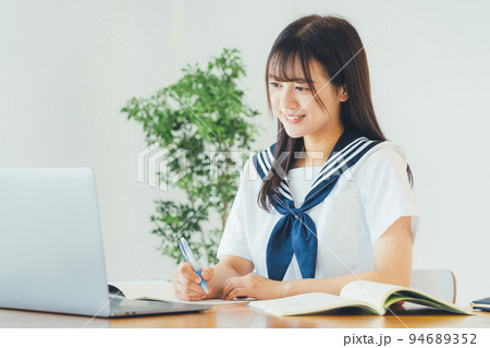 オンライン(パソコン)で学習する高校生 オンライン(パソコン)で学習する高校生 94689352