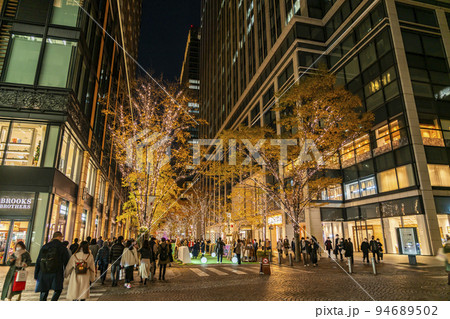 【東京都】輝く街路樹が美しい丸の内のイルミネーション 94689502