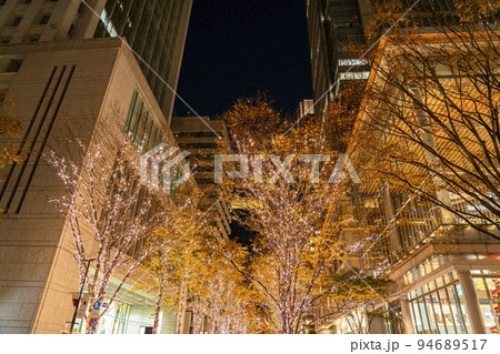 【東京都】輝く街路樹が美しい丸の内のイルミネーション 94689517