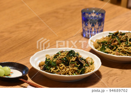 ログハウスで昼食、焼きそば ログハウスで昼食、焼きそば 94689702