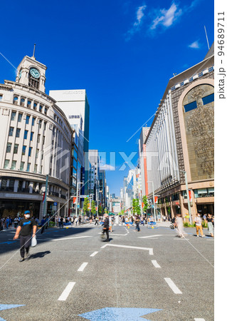 休日の銀座　歩行者天国　縦構図 94689711