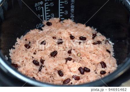 炊飯器で調理した赤飯 94691462