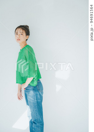 若い女性のファッションイメージ 94691564