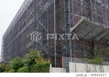ビルの外壁修繕工事のための足場とネット ビルの外壁修繕工事のための足場とネット 94692627