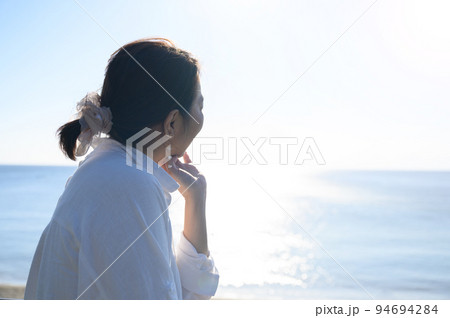 海を眺める女性の写真素材 [94694284] - PIXTA