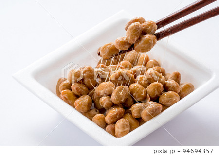 大粒の納豆パック。納豆を箸で持ち上げる。 94694357