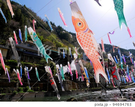 小国郷春の風物詩「杖立温泉鯉のぼり祭り」（熊本県） 94694763