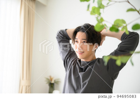 リラックスして伸びをする男性 リラックスして伸びをする男性 94695083