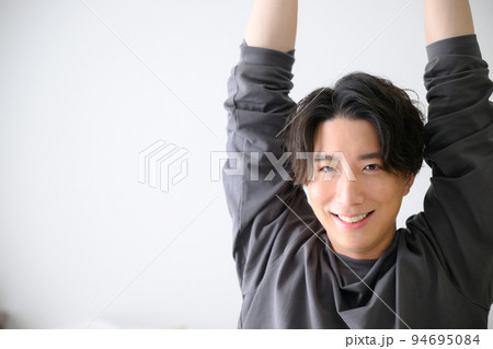 リラックスして伸びをする男性 リラックスして伸びをする男性 94695084