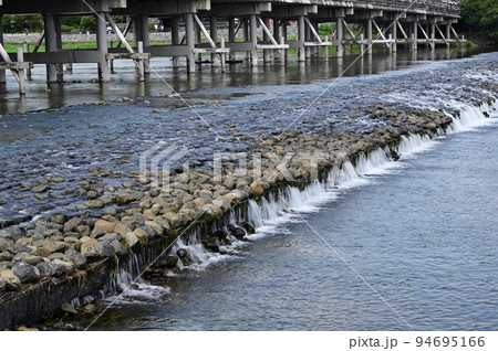 渡月橋橋桁と堰 渡月橋橋桁と堰 94695166