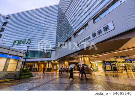 日本の横浜都市景観 9月・小雨の朝。S0TETSU 横浜駅や横浜市営地下鉄ブルーライン横浜駅＝24日 94695246
