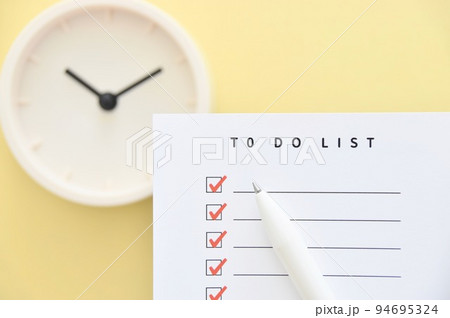 時計が背景のToDoリスト 94695324