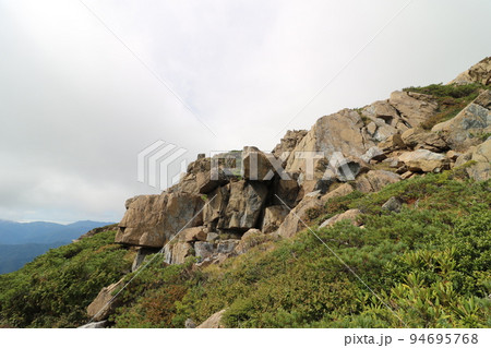 尾瀬の至仏山の山頂から小至仏山への登山道からの眺め 94695768