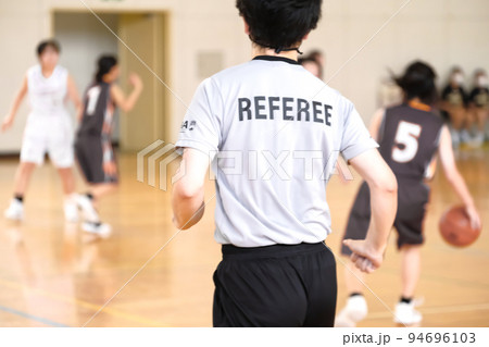 バスケ試合中の審判が走る 94696103