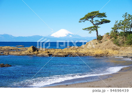 秋谷・立石海岸から富士山を望む(神奈川県横須賀市) 秋谷・立石海岸から富士山を望む(神奈川県横須賀市) 94696439