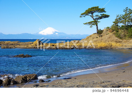 秋谷・立石海岸から富士山を望む（神奈川県横須賀市） 94696448