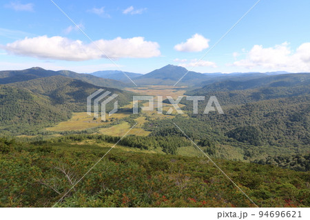 尾瀬ヶ原の山の鼻から至仏山山頂へ向かう登山道からの尾瀬の全景と燧ヶ岳 94696621