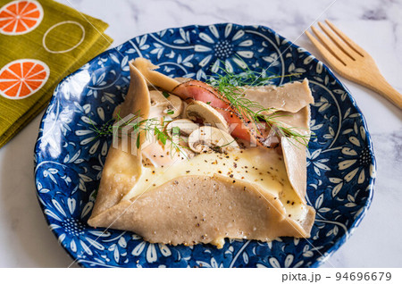 そば粉のガレット 94696679