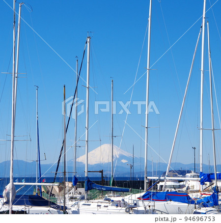 葉山マリーナのヨットと富士山（神奈川県葉山町） 94696753