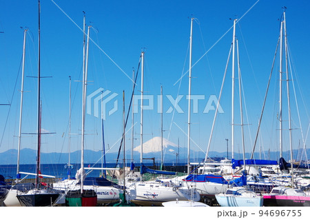 葉山マリーナのヨットと富士山（神奈川県葉山町） 94696755