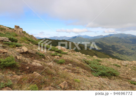 尾瀬ヶ原の山の鼻から至仏山山頂へ向かう登山道 94696772