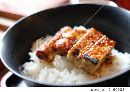 ご飯に乗せた炭火焼きの味噌田楽(伊賀) ご飯に乗せた炭火焼きの味噌田楽(伊賀) 94696884
