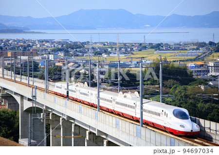 大村の街を背景に武雄温泉を目指す新幹線「かもめ」(JR九州 西九州新幹線) 大村の街を背景に武雄温泉を目指す新幹線「かもめ」(JR九州 西九州新幹線) 94697034