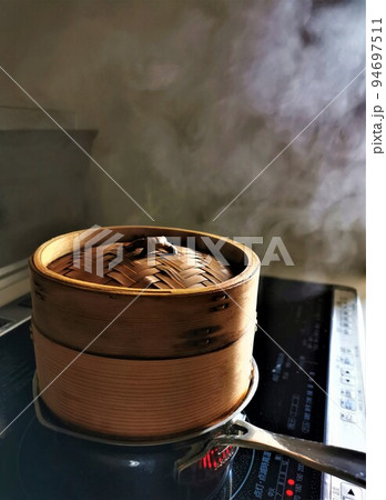 家の台所で湯気いっぱいの蒸籠蒸し 家の台所で湯気いっぱいの蒸籠蒸し 94697511