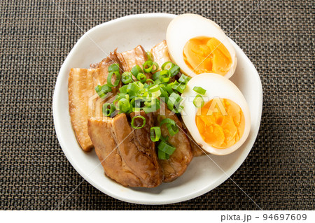 煮卵と豚角煮の盛り合わせおつまみ。 94697609
